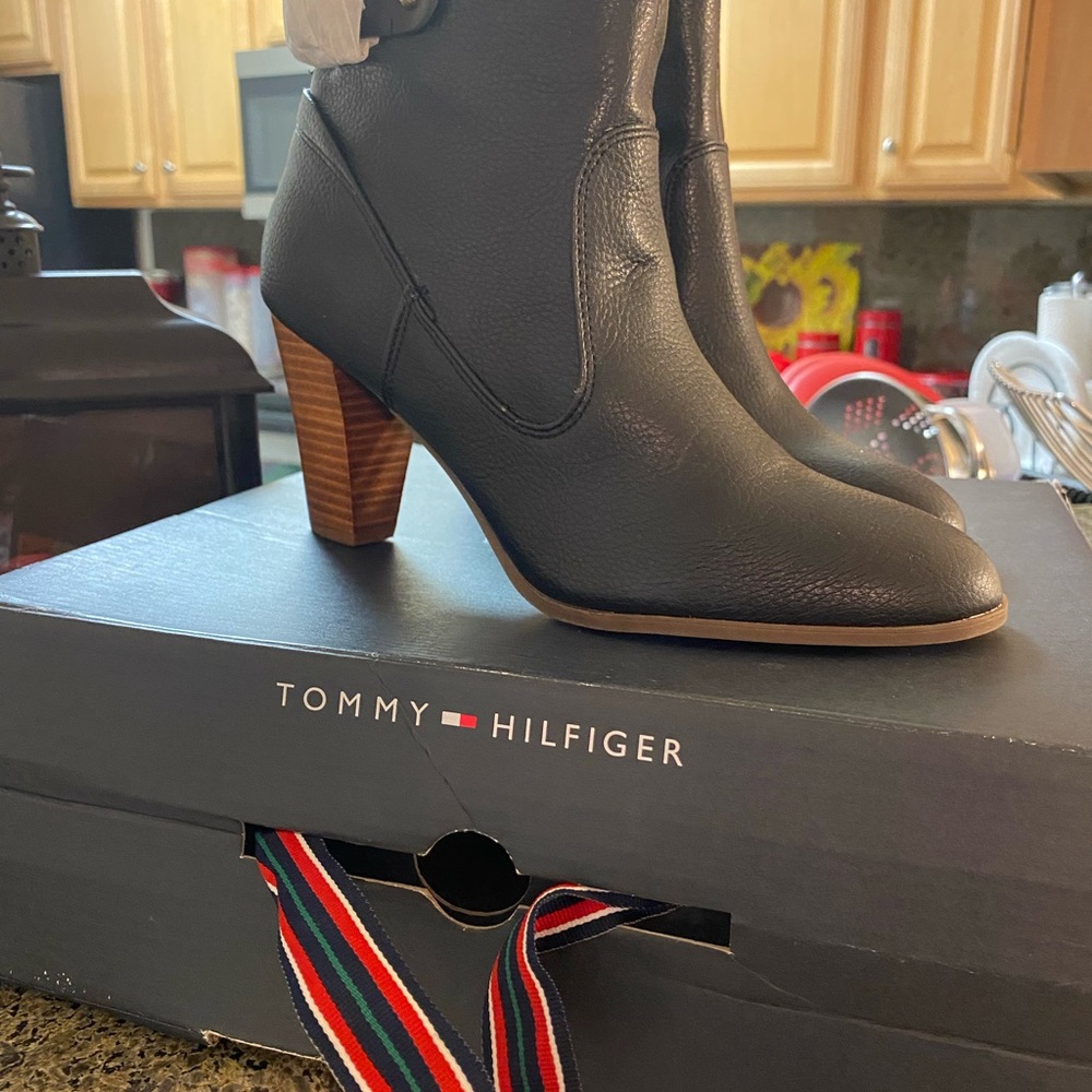 Tommy Hilfiger Black Heeled Boots Sleek Design